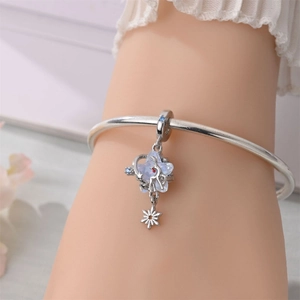 Detailaufnahme des Winter-Charm-Armbands mit Rentier- und Schneeflocken-Anhängern