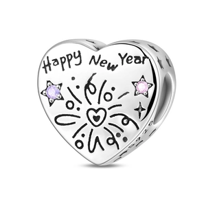 Dettaglio macro dello charm a cuore S925 con incisione Happy New Year e zirconi viola