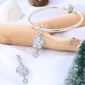 Detailsicht des silbernen Armbands mit Schneeflocken Sternen und blauen Opalanhängern