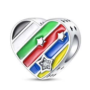 Detalle macro del abalorio de corazón en plata con rayas de esmalte y estrella de piedra