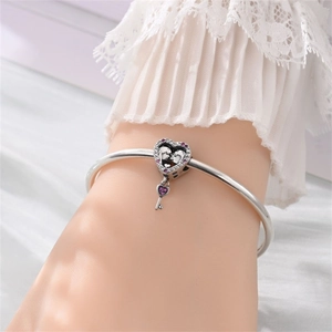 Detailansicht Herzanhänger-Armband mit Schlüssel und rosa Zirkonia-Verzierung