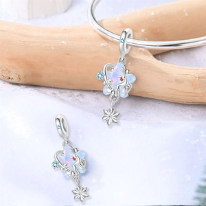 Detailansicht des silbernen Charms mit blauem Sternstein und Rentiersilhouette für Armbänder