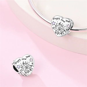 Dettaglio del ciondolo a cuore in argento S925 con incisione Happy New Year e gemme colorate