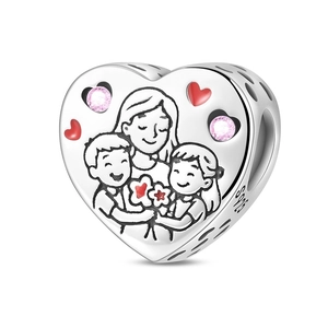 Dettaglio charm cuore in argento S925 con pietre rosa e incisione di un abbraccio materno