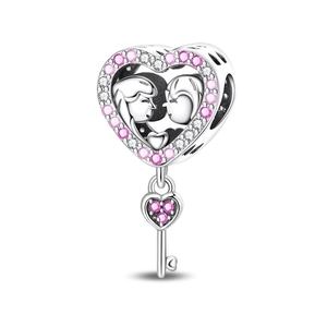 Detailansicht Herzschlüssel-Anhänger mit rosa Zirkon und Paar-Silhouette versilbert