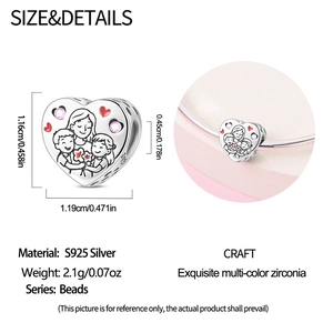 Dettaglio charm a cuore in argento S925 con incisione famiglia e zirconi rosa