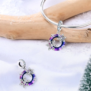 Detalle del colgante de copo de nieve en plata S925 con cristal azul en una pulsera