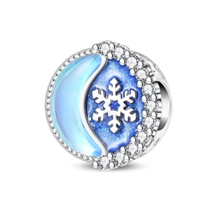 Detail eines Silber-Charm-Anhängers mit blauem Emaille-Mond und Schneeflocke für Armbänder