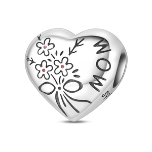 Dettaglio del ciondolo a cuore in argento S925 con scritta MOM e incisione floreale