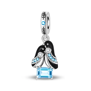 Detailaufnahme eines Pinguin-Anhängers mit großem blauen Kristall und Steinen