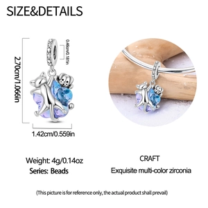 Detalle de dije de gato y perro de plata con corazón de circonita púrpura y medidas