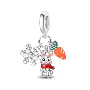Anhänger mit Schneeflocke, Hase mit rotem Schal und Karotte in Silber und Emaille