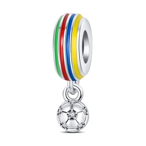 Vista detallada del colgante de fútbol de plata con esmalte de colores y piedras brillantes