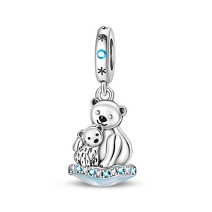 Detailansicht eines Eisbären-Charms mit blauen Zirkonia-Steinen in versilbertem Design