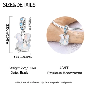 Detalle de dije de conejo de plata con opalo y anillo con pavé de circonitas azules