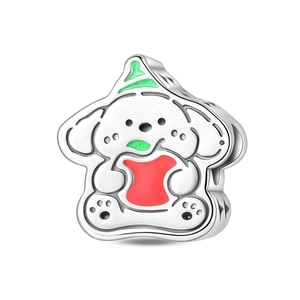 Dettaglio macro del charm a forma di cane con cucciolo bianco, cappello verde e rosso