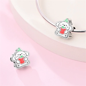Dettaglio charm a forma di cane in argento con cappello verde e cuore rosso