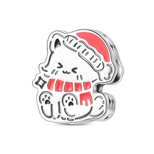 Dettaglio charm gatto in argento con cappello di Natale e sciarpa in smalto rosso