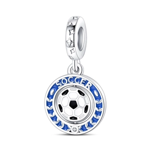 Detalle del dije de fútbol de plata con balón giratorio y esmalte azul de soccer