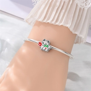 Bracciale rigido argento con ciondolo a forma di gatto bianco che tiene una rosa rossa