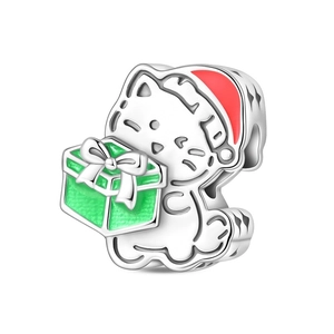 Dettaglio dello charm gatto in argento con cappello di Babbo Natale e regalo per bracciali