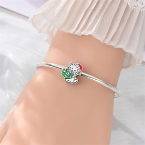 Bracciale d'argento con ciondolo gatto di Natale, cappello rosso e pacchetto regalo verde