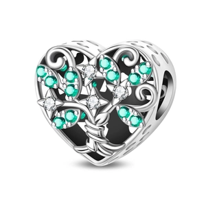 Detail eines silbernen Herz-Charms mit grünem Lebensbaum-Inlay und Zirkonia