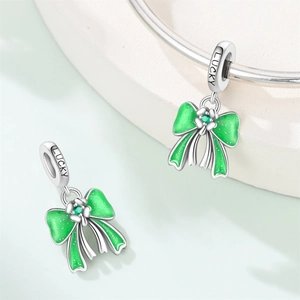 Detailansicht grüner Schleifen-Charm aus Emaille mit Silber-Finish und Lucky Gravur