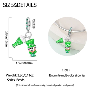 Makroaufnahme des St. Patrick's Day Leprechaun Charms mit Kleeblatt und Zirkonia-Details