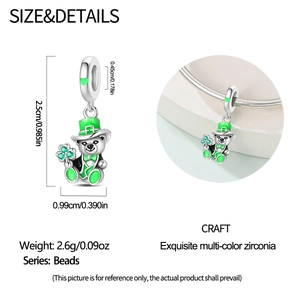 Detail der St. Patrick's Day Bären-Charm-Perle aus Silber mit grünem Hut und Kleeblatt