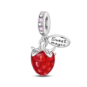 Detail eines roten Erdbeer-Anhängers mit Sweet Magic-Tag und rosa Zirkonia-Inlay