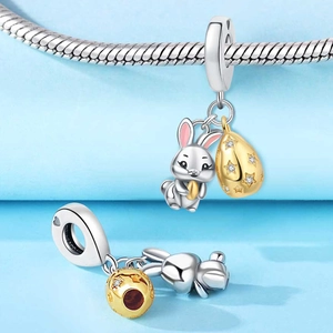 Pendentif lapin en argent et œuf étoilé doré sur bracelet à chaîne serpent de Pâques