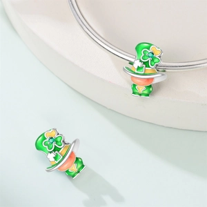 Makroaufnahme von St. Patrick's Day Kobold-Charm mit grünem Emaille auf Silberarmband