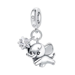 Vue macro d'une breloque éléphant en argent avec baguette étoile et bélière pavée