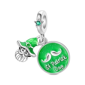 Nahaufnahme des Baum des Lebens Anhängers mit grünem Emaille für den St. Patrick Day