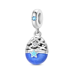 Makroansicht von Silberstern-Charm mit blauer Mattierung und hohlem geometrischem Netz