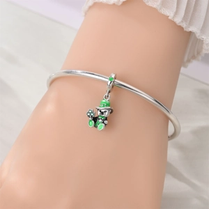 Silbernes Charm-Armband mit einem grünen St. Patrick's Day Bären und vierblättrigem Kleeblatt