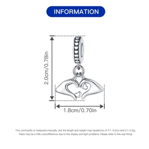 Detailansicht des silbernen Herzanhängers mit Maßen 2,0 cm Höhe und 1,8 cm Breite