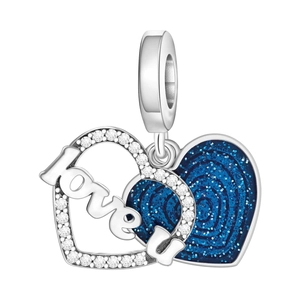 Detail eines silbernen Doppelherz-Charms mit love u Schriftzug und blauer Emaille