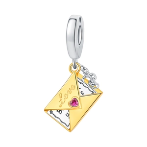 Detailansicht des silber-goldenen Liebesbrief-Anhängers mit rosa herzförmigem Edelstein