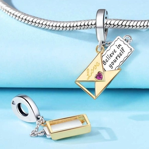 Umschlag-Charm mit Love-Gravur und versteckter Believe in yourself Botschaft im Detail