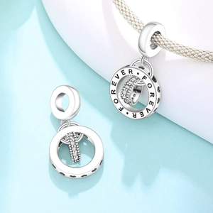 Details des Silber-Herzanhängers mit FOREVER-Gravur und Zirkonia-Einlage