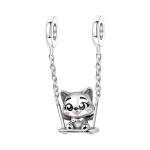 Dettaglio di un ciondolo a forma di cucciolo in argento su altalena per bracciali DIY