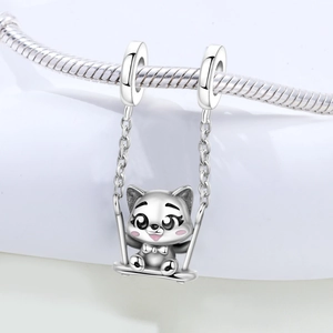 Macro di ciondolo gatto su altalena in argento per braccialetti con perline e catena a serpente