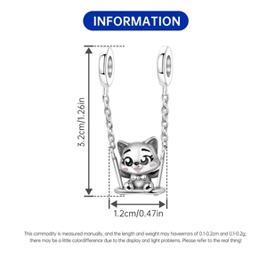 Vista dettagliata delle dimensioni del ciondolo gatto con misure 3,2 cm x 1,2 cm