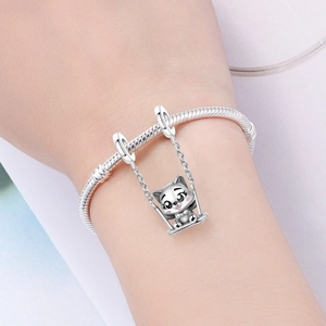 Bracciale a catena serpente d'argento con ciondolo gatto indossato sul polso