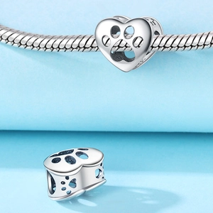 Dettaglio charm cuore in argento con design a zampa traforata per gioielli DIY