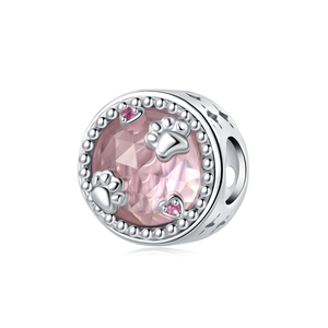 Dettaglio charm in argento con zampa di gatto, cristallo rosa e stelle traforate