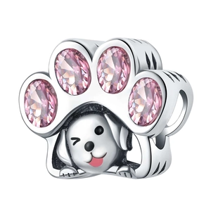 Dettaglio charm zampa in argento con pietre rosa e testa di cane per bracciali stile Pandora