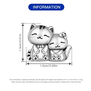 Dettaglio charm gatto in argento con dimensioni di 1,3 cm di altezza e 1,5 cm di larghezza